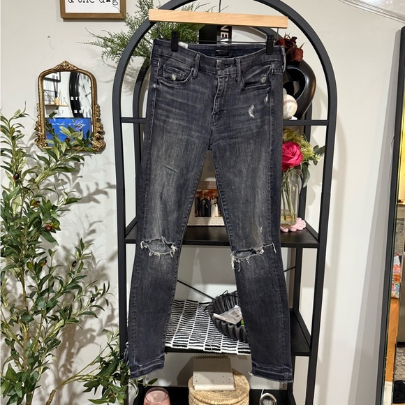 MOTHER Charcoal Distressed Skinny Jeans size 26 - Picture 4 of 8